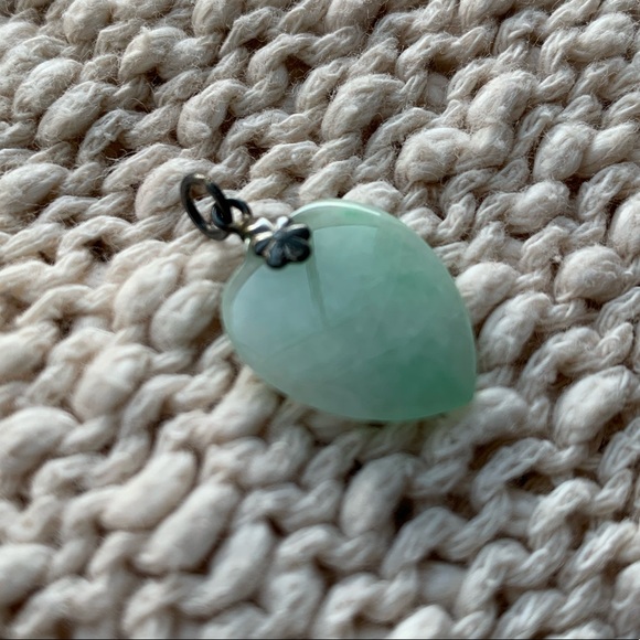 Polished smooth shiny Jade pendant on silver clasp - Picture 3 of 4